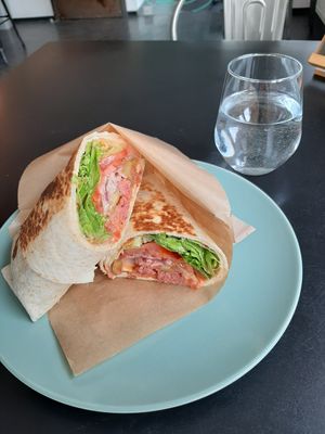 Yuuuuum amaze wrap (the pickles!! + mayo-ketchup sauce) 😭💖💖🤌🏼 at Tavci Kuhna in Lesce