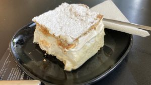 Kremšnita  at Tavci Kuhna in Lesce