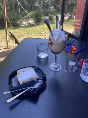 Cremeschnitte und Eiskaffee   at Tavci Kuhna in Lesce