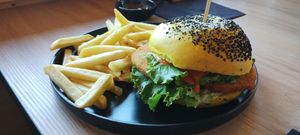 Yo soy chick'n burger at Tavci Kuhna in Lesce