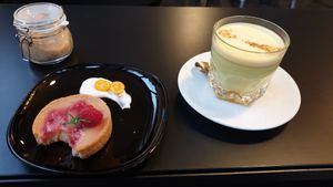 kurkumma latte and peach tart at Tavci Kuhna in Lesce