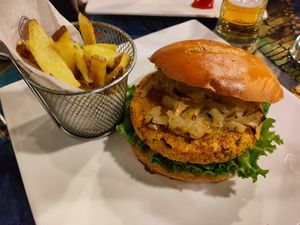 Hamburguesa con cebolla caramelizada at La Receta in Puno