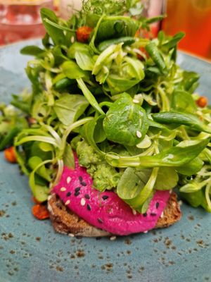 Vegan Brot mit Rote-Beete-Humus, Erbsen und Salat at Cafe Drechsler in Vienna