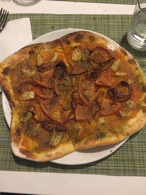 Vegan pizza no cheese at True Food in Faro