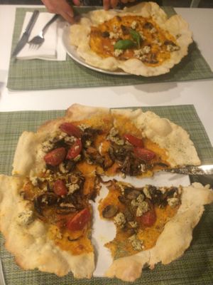 not exactly what you think of when you hear „pizza“ - more like tortilla chips without salt at True Food in Faro