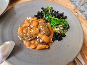 FEIJOCAS, COGUMELOS DE ÉPOCA, RAIZ FORTE
E PENCA NA BRASA at Fava Tonka in Matosinhos