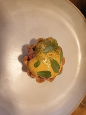 Tartelette de tomate, salmorejo fumado, creme de feijão e alga kombu at Arkhe in Lisbon