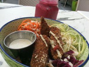 Coco tempeh buddha bowl et smoothie gym tonic at Code Vert in Montreal
