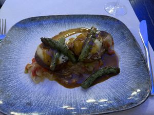 Champiñones rellenos de queso vegano, espárragos
trigueros con salsa de soja y zanahoria.  at La Parada de Bilbao in Bilbao