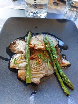 Setas con espárragos at La Parada de Bilbao in Bilbao