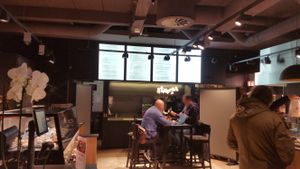 Limited seating at main station, some standing tables outside at Kaimug Box - Hauptbahnhof in Zurich