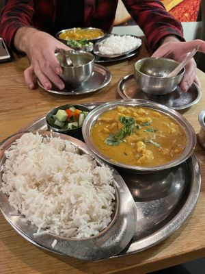 Utmärk indisk mat, flera olika rätter och otroligt många veganska och vegetariska varianter. Jag rekommenderar starkt att ta te eller kaffe - så goda är de!! Öppet under kvä at Saravanaa Bhavan - Sankt Eriksgatan in Stockholm