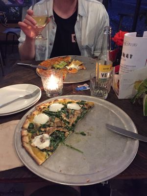 vegan pizza with baby spinach, mushrooms and a kind of vegan yoghurt with garlic and lemon at Otomat in Brussels
