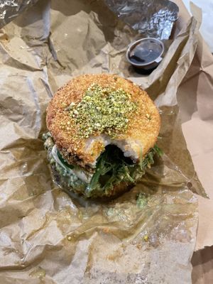 Hamburguesa de arroz frito y pistacho, alga wakame, tofu...  at Makau Poke in Madrid