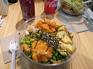 "Naia papaia" poké at Makau Poke in Madrid