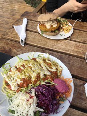 Fideos de zucchini y hamburguesa de quinoa ⭐️ at Cocina con Vida in El Bolson