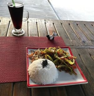 Iced monk fruit tea w goji berries, and vegan fried "pork" dish. (Made w toful at Stuffed in Koh Tao