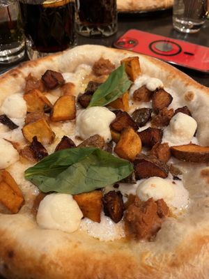 Salsiccia e patate pizza  at Utopia in Nice
