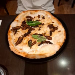 Suggestion du chef : pizza aux fromages, crème de fromages et morilles 🍄‍🟫 Succulent ! at Utopia in Nice