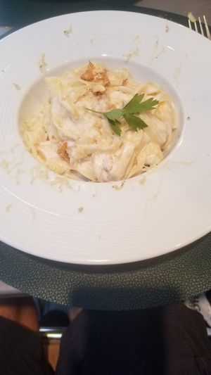 Fettuccine alfredo.  Oh sooo good at Utopia in Nice