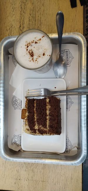 Bebida: Julia / Doce: bolo de chocolate com ganache de paçoca at Astronauta in Sao Paulo