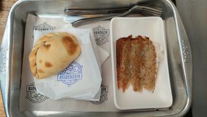 Empanada de cebola caramelizada e bolo de banana com doce de leite at Astronauta in Sao Paulo