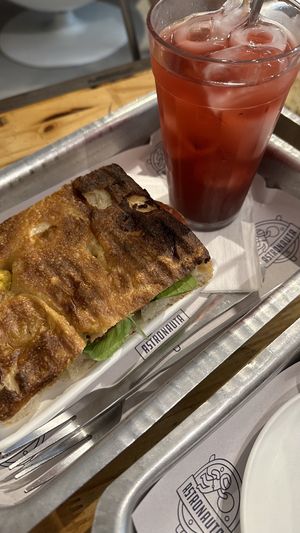 Chá gelado e focaccia recheada  at Astronauta in Sao Paulo