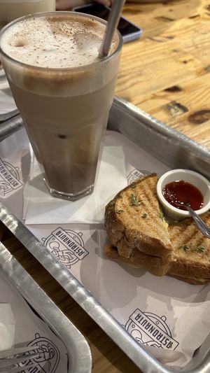 Chocolate gelado e queijo quente  at Astronauta in Sao Paulo