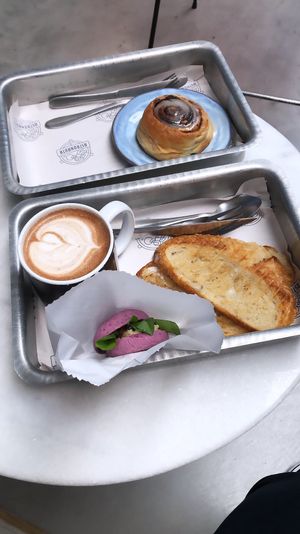 Chocolate quente, panini, torrada com manteiga de coco e cinnamon roll  at Astronauta in Sao Paulo