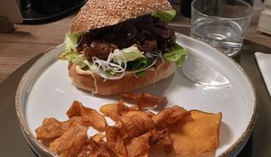 Pulled di funghi con chips di verdure at Umami Beer in Assisi