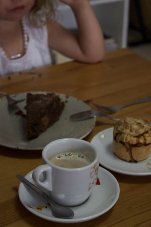 Meia de leite de soja, empada de tofu e bolo de ameixa e café   at Smiles Cafe in Beja