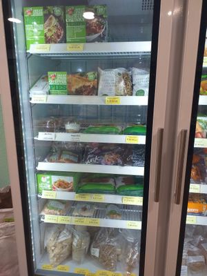 burgers, sausage and vegan "chicken" at Veganizan in Valencia