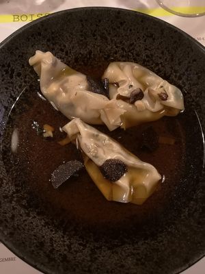 Bouillon de shitake aux gyozas aux légumes et truffes at Lady Green in Etalle