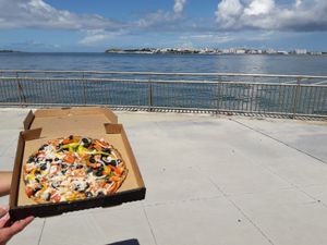 Enjoying a delicious pizza while enjoying the view 😎 at El Punto Vegano in Catano