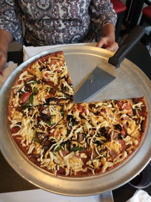 Pizza tomates, setas, espinaca. Vegan at El Punto Vegano in Catano