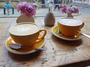 Hot chocolate with oat milk and coffee with milk at Bloom in Luxembourg City