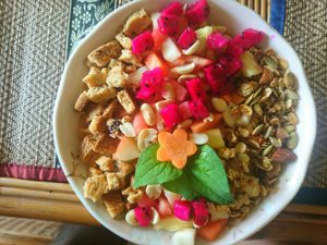 Vegan smoothie bowl 😍 only 2,5 USD at Papa's  in Kampot