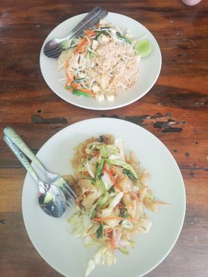 Pad Thaï in the back 50B, fried noodles in the front 50B. at Jintana Service in Ayutthaya