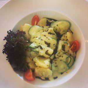 Vorspeisen-Salat; warmer Kartoffelsalat mit Gurken - vegan 🌱 at Frederick in Ruggell