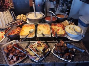 warm food buffet at Setentaesete in Garopaba