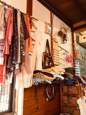 古着300円からあります。 at Matatabi Kitchen in Fuso