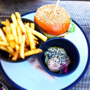 American burger abd slaw at The Roundhill in Brighton