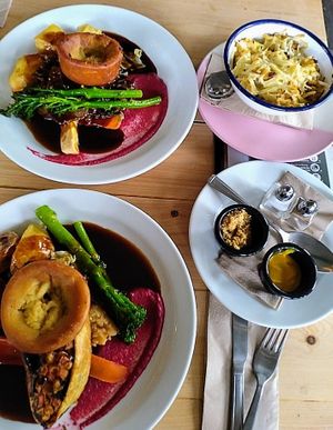 Sunday roast.Plantbased 🙏👍🏻♥️ at The Roundhill in Brighton