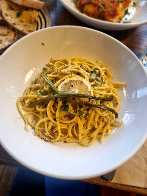 Linguini con salsa cremosa de espárragos verdes y limón asado. Espectacular. at The Roundhill in Brighton