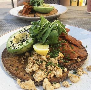 Smoked ‘salmon’ and scrambled tofu vegan brunch  at The Roundhill in Brighton