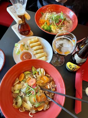 Noodle de vegetais e spring roll de vegetais  at Seli's Noodlebar in Ghent