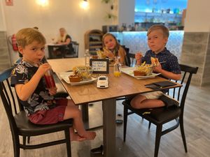 Kids burgers at The Hen's Teeth in Alicante