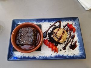 Brownie and ice cream at The Hen's Teeth in Alicante