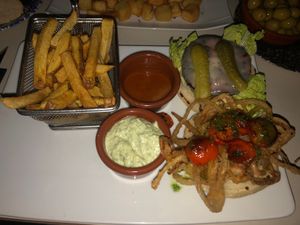 Their vegan burger was delicious 💞 at The Hen's Teeth in Alicante