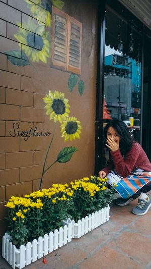 A small corner outside at Sua Moc Nutmilk in Hanoi